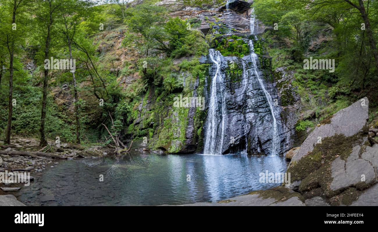 Semeira de Vilagocende, Fonsagrada, Galicien, Spanien, Foto des Wasserfalls der Semeira Vilagocende, Fonsagrada ist der größte Wasserfall Galiciens Stockfoto