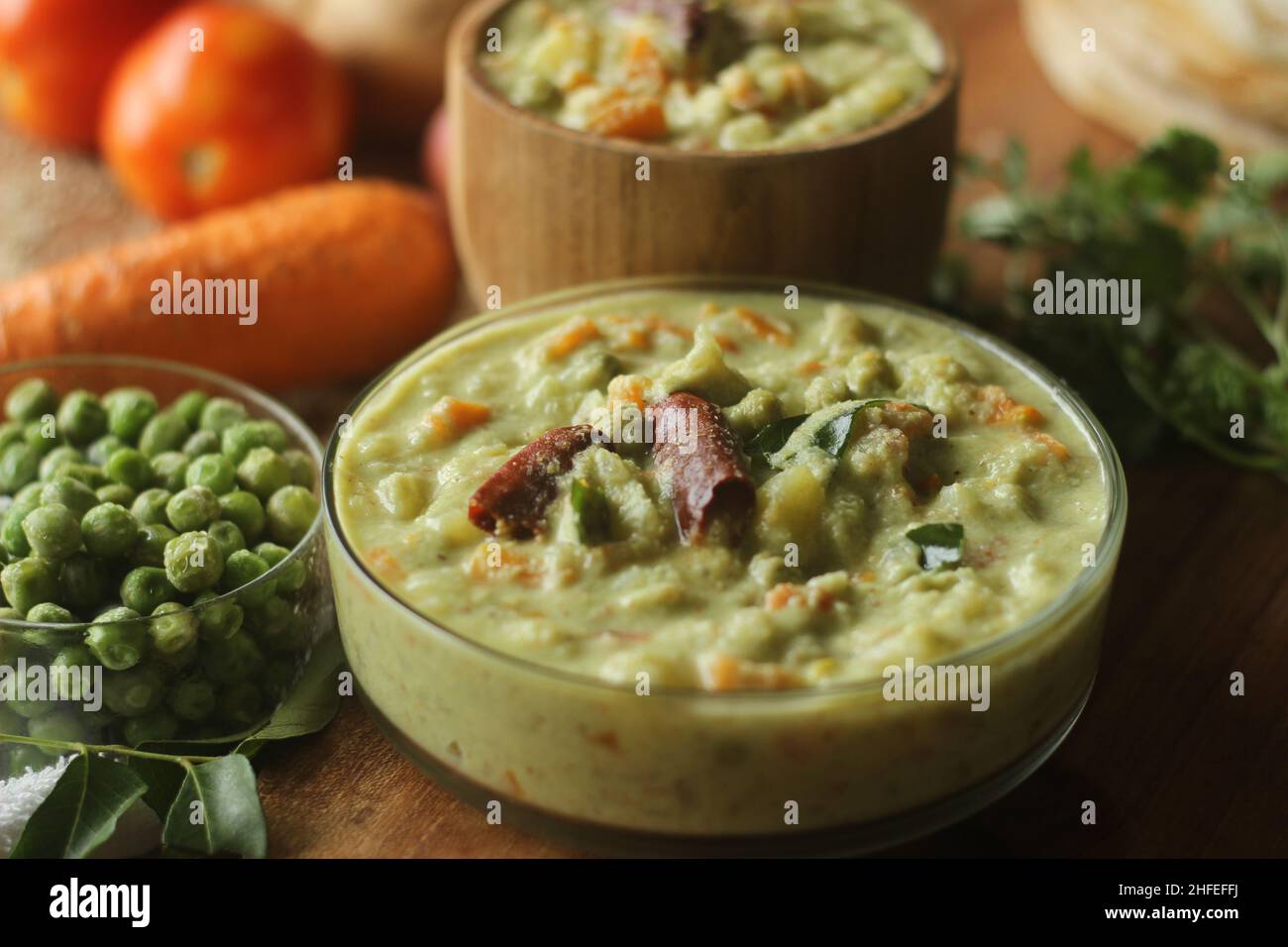 Eine leckere vegetarische Beilage mit einer Auswahl an Gemüse in einer gemahlenen Kokosnuss Cashew-basierte Soße mit einem Schönes Fenchelsamen Geschmack zusammen mit anderen Stockfoto