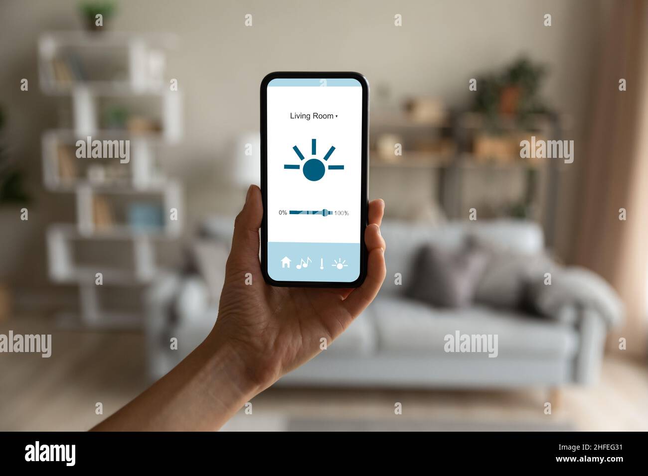 Nahaufnahme des Mobiltelefons mit Smart-Home-Anwendung auf dem Bildschirm. Stockfoto