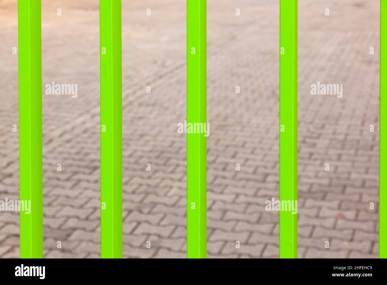 Holzzaun in harmonischen positiven Farben Stockfoto