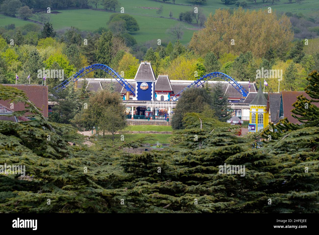 Ein einzigartiger Winkel der Alton Towers Haupteingang und Old Corkscrew Rollercoaster Track Stockfoto