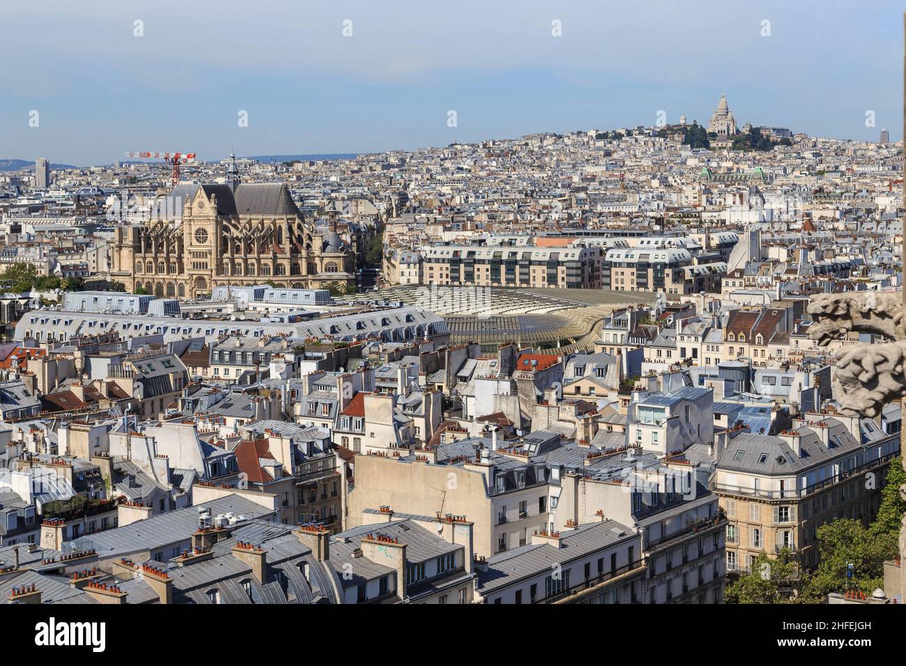 PARIS, FRANKREICH - 30. AUGUST 2019: Hier sehen Sie die Kirche Saint Eustache, das moderne Forum Les Halles und den Montmartre-Hügel. Stockfoto PARIS, FRANKREICH - 30. AUGUST 2019: Hier sehen Sie die Kirche Saint Eustache, das moderne Forum Les Halles und den Montmartre-Hügel. Stockfoto