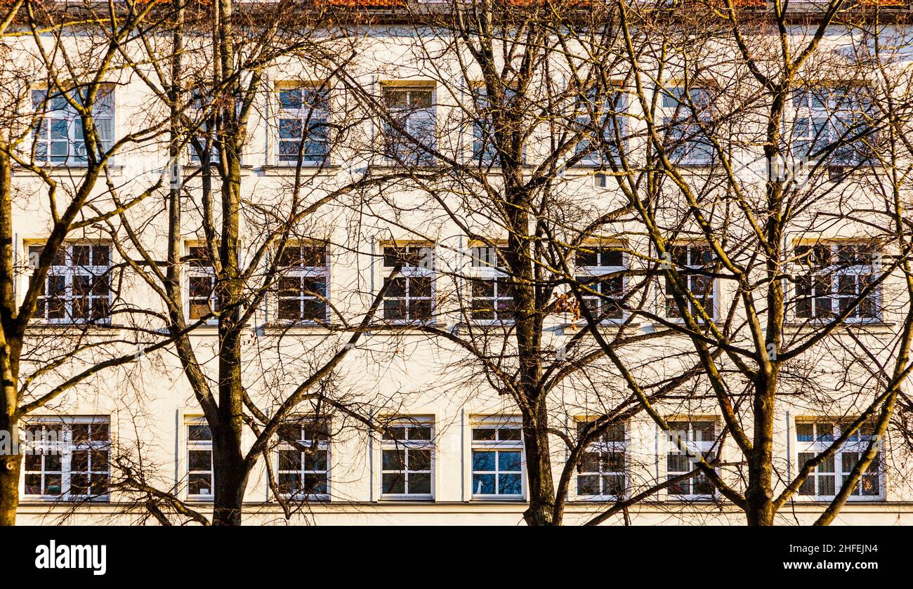 Fassade von Häusern für subventioniertes Wohnen in München Stockfoto