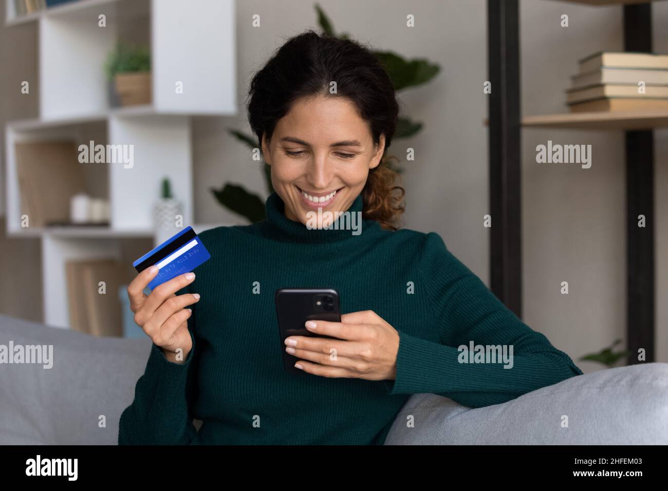 Glückliche Millennial Frau zufrieden mit erfolgreichen Internet-Shopping. Stockfoto