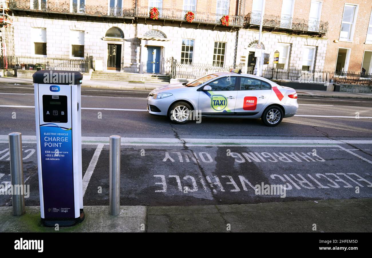 Eine Elektrofahrzeug-Ladestelle im Stadtzentrum von Dublin. Failte Ireland, die staatliche Tourismusbehörde, plant, bis Ende Juni eine Studie über die Ladeinfrastruktur für Elektrofahrzeuge des Landes abgeschlossen zu haben, um sich auf ein Wachstum im Bereich „anmutiges Autotouring“ vorzubereiten. Bilddatum: Mittwoch, 12. Januar 2021. Stockfoto