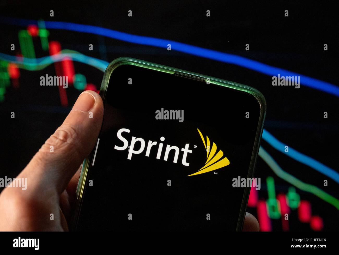 In dieser Abbildung stellt das amerikanische Telekommunikationsunternehmen das auf einem Smartphone angezeigte Sprint-Logo des Internetanbieters für drahtlose Dienste bereit, das im Hintergrund eine Indexgrafik der wirtschaftlichen Börse zeigt. (Foto von Budrul Chukrut / SOPA Images/Sipa USA) Stockfoto