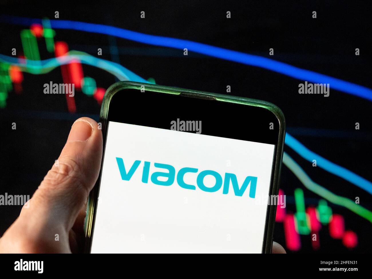 China. 09th Dez 2021. In dieser Fotolabbildung ist das US-amerikanische multinationale Massenmedien-Konglomerat Viacom-Logo auf einem Smartphone mit einem Index der wirtschaftlichen Börse im Hintergrund zu sehen. (Foto von Budrul Chukrut/SOPA Images/Sipa USA) Quelle: SIPA USA/Alamy Live News Stockfoto