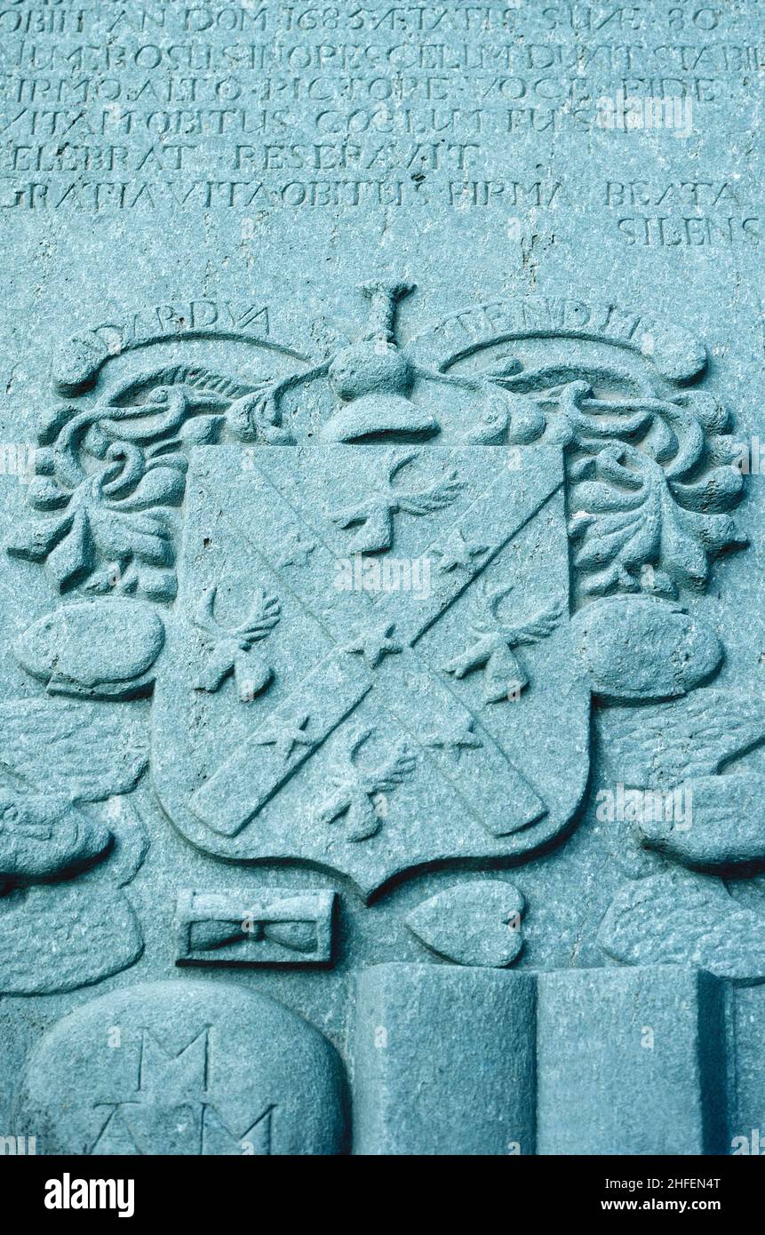 In Kilmartin modellierte Steine, die das Wappen der Familie Poltalloch im Poltallcoh Enclosure in der Kilmartin Church, Argyll, Schottland, zeigen. Stockfoto