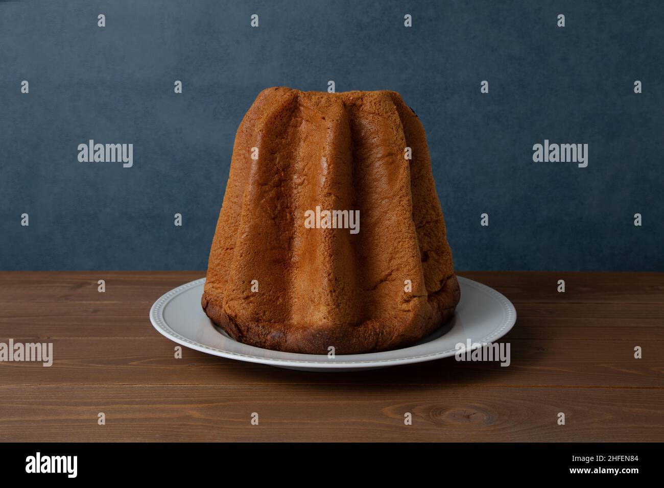 pandoro italienischer Biskuitkuchen für Weihnachten isoliert auf dem Tisch Stockfoto