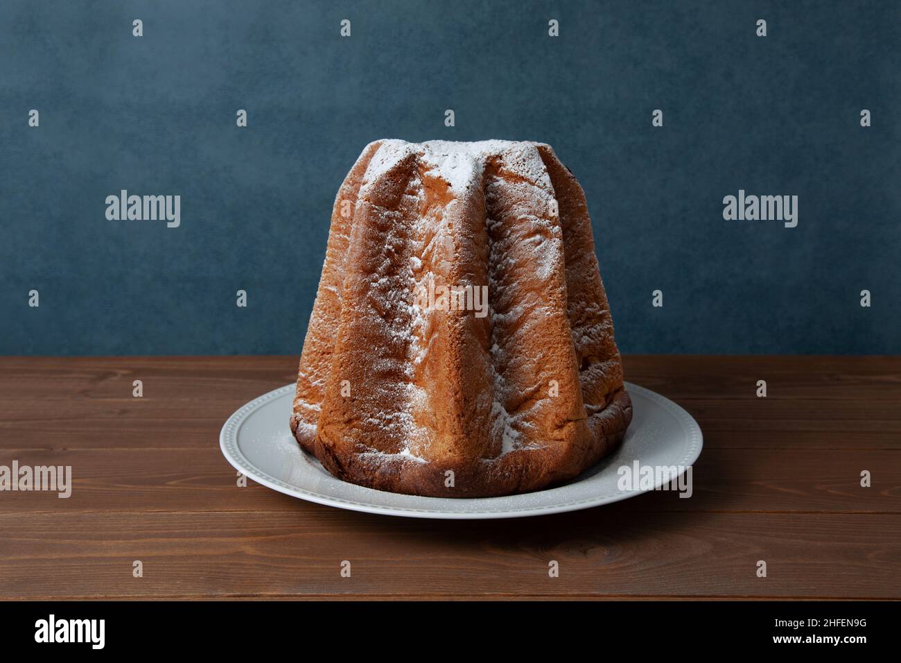 pandoro italienischer Biskuitkuchen für Weihnachten isoliert auf dem Tisch Stockfoto