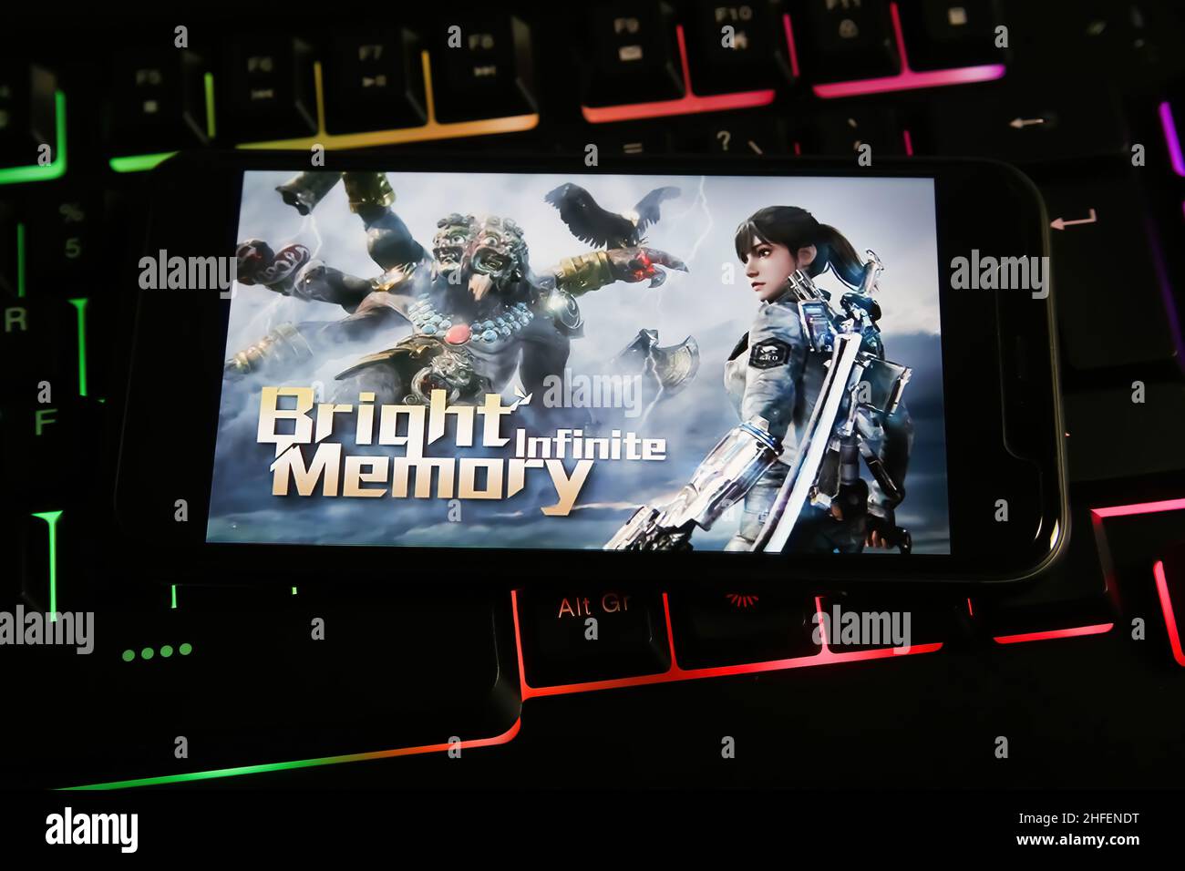 Viersen, Deutschland - Januar 9. 2022: Nahaufnahme des Mobiltelefons mit Logo-Schriftzug von pc-Spiel hellen Speicher unendlich auf Computer-Tastatur Stockfoto