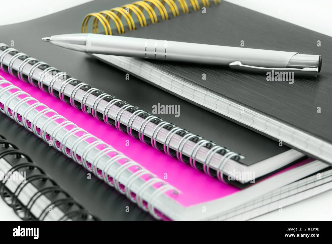 Verschiedene Papierprodukte mit Spiralbindung und Bleistift Nahaufnahme Stockfoto