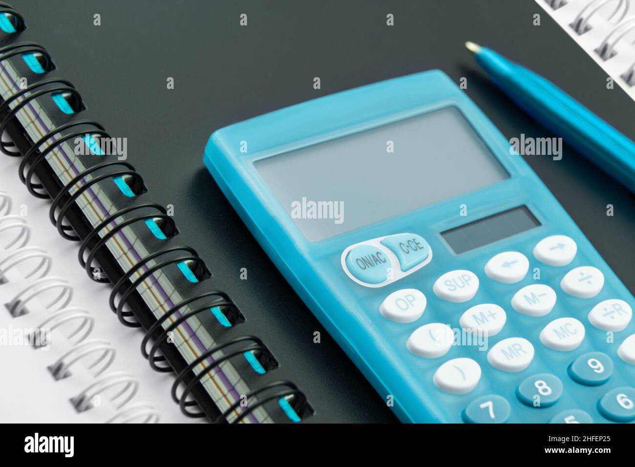 Finanzen mit blauem Rechner und Notizbüchern Stockfoto