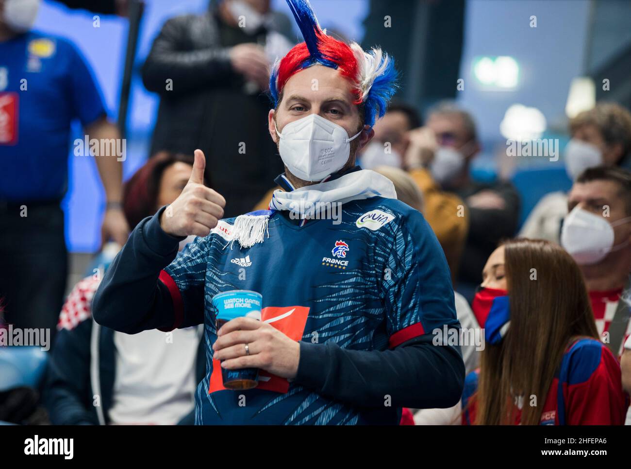 Szeged, Ungarn, 15th. Januar 2022. Ein Fan von Frankreich unterstützt sein Team beim EHF-EM-Spiel der Männer 2022 zwischen Frankreich und der Ukraine in Szeged, Ungarn. Januar 15, 2022. Kredit: Nikola Krstic/Alamy Stockfoto