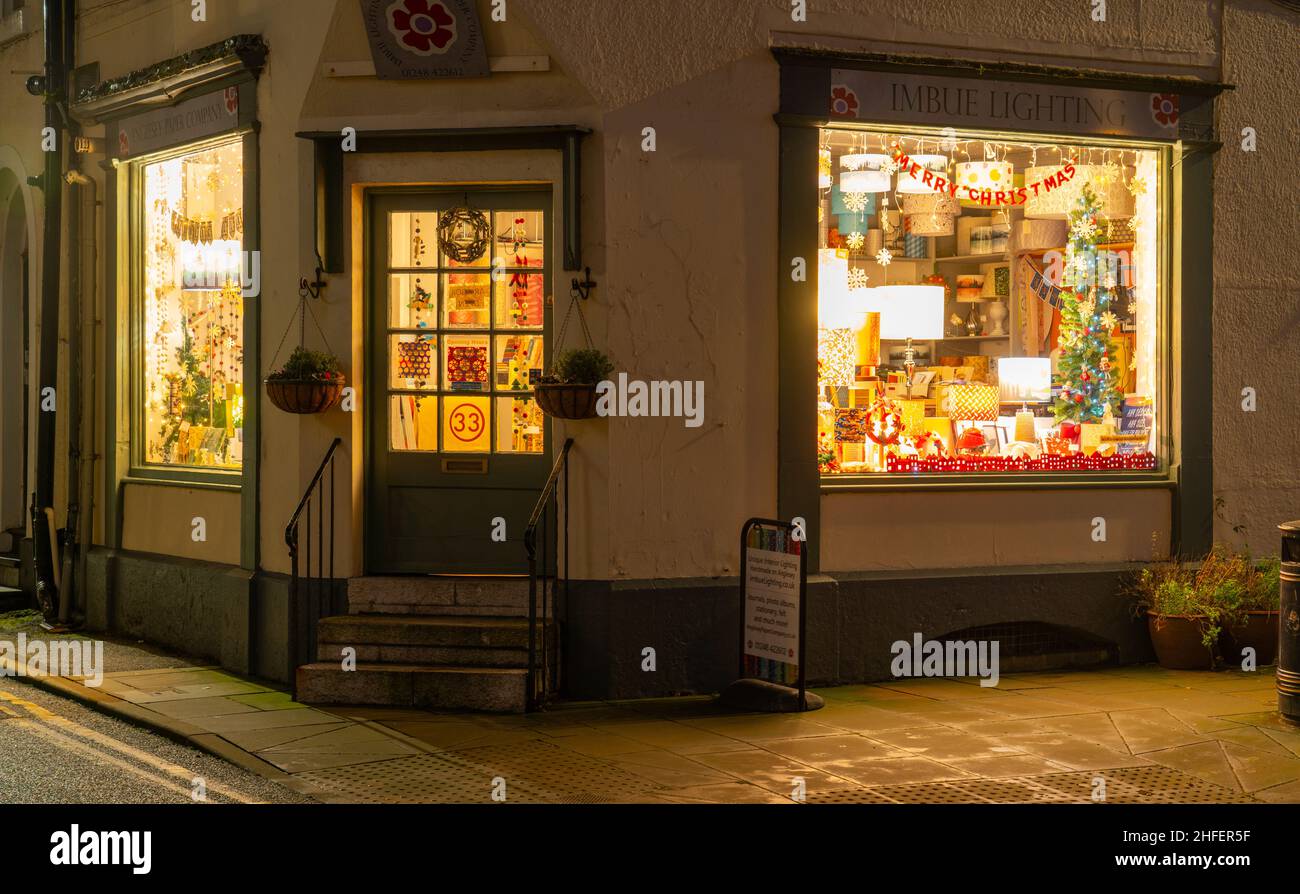 Imbue Lighting and Anglesey Paper Company, Beaumaris, Isle of Anglesey. Aufnahme im Dezember 2021. Stockfoto
