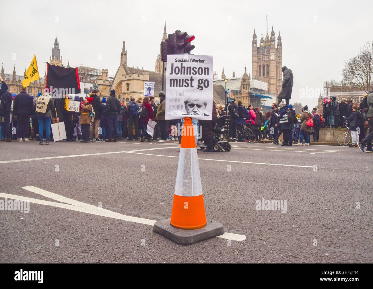 London, Großbritannien 15th. Januar 2022. Plakat „Boris Johnson muss gehen“ auf dem Parliament Square während des Protestes „Kill the Bill“. Tausende von Menschen marschierten durch das Zentrum Londons, um gegen das Gesetz über Polizei, Verbrechen, Verurteilung und Gerichte zu protestieren, was viele Arten von Protest illegal machen wird. Stockfoto