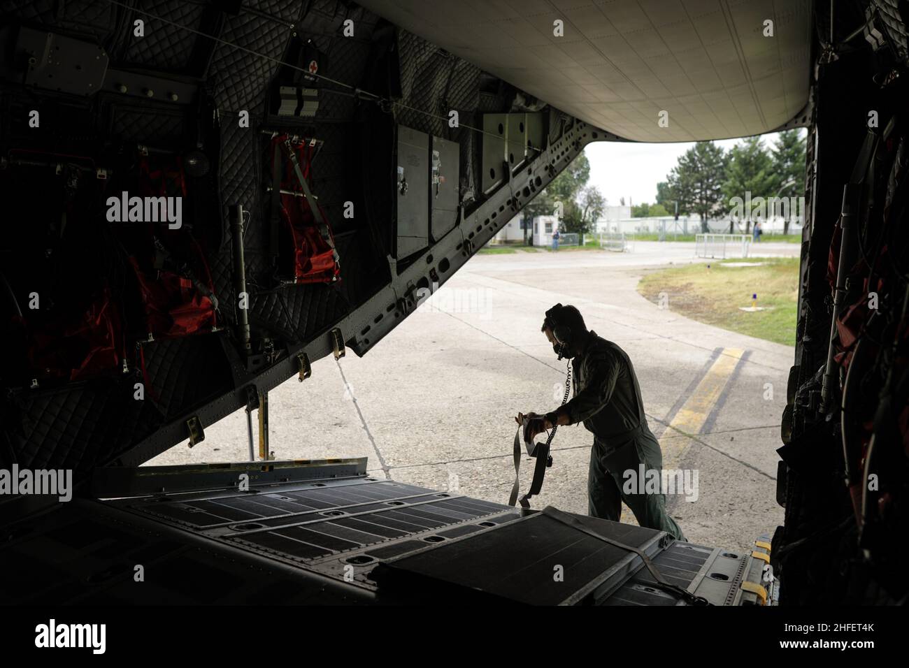 Bukarest, Rumänien - 2. Juli 2021: Besatzungsmitglied eines spartanischen Militärflugzeugs der Alenia C27J während einer Bohrübung. Stockfoto