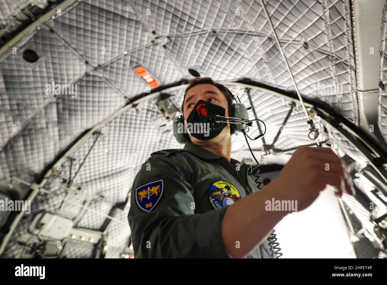 Bukarest, Rumänien - 2. Juli 2021: Besatzungsmitglied eines spartanischen Militärflugzeugs der Alenia C27J während einer Bohrübung. Stockfoto