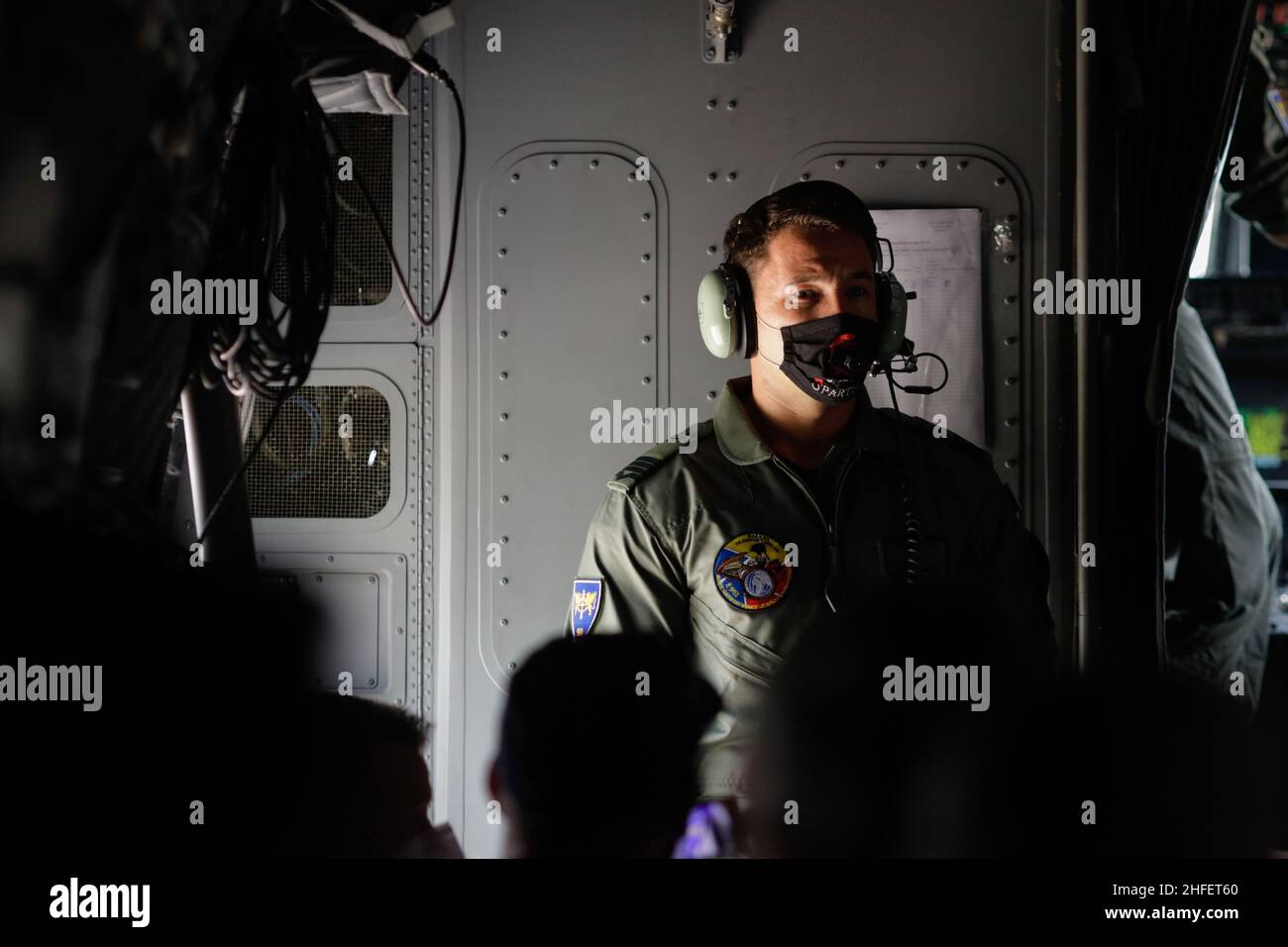 Bukarest, Rumänien - 2. Juli 2021: Besatzungsmitglied eines spartanischen Militärflugzeugs der Alenia C27J während einer Bohrübung. Stockfoto