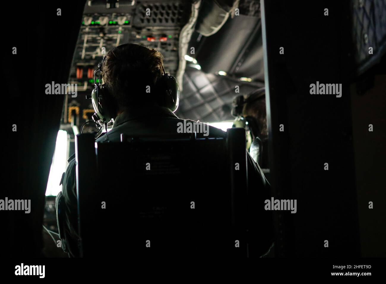 Bukarest, Rumänien - 2. Juli 2021: Besatzungsmitglied eines spartanischen Militärflugzeugs der Alenia C27J während einer Bohrübung. Stockfoto