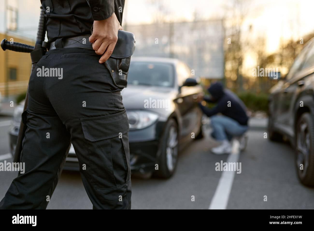 Polizeibeamter will Autodieb verhaften Stockfoto