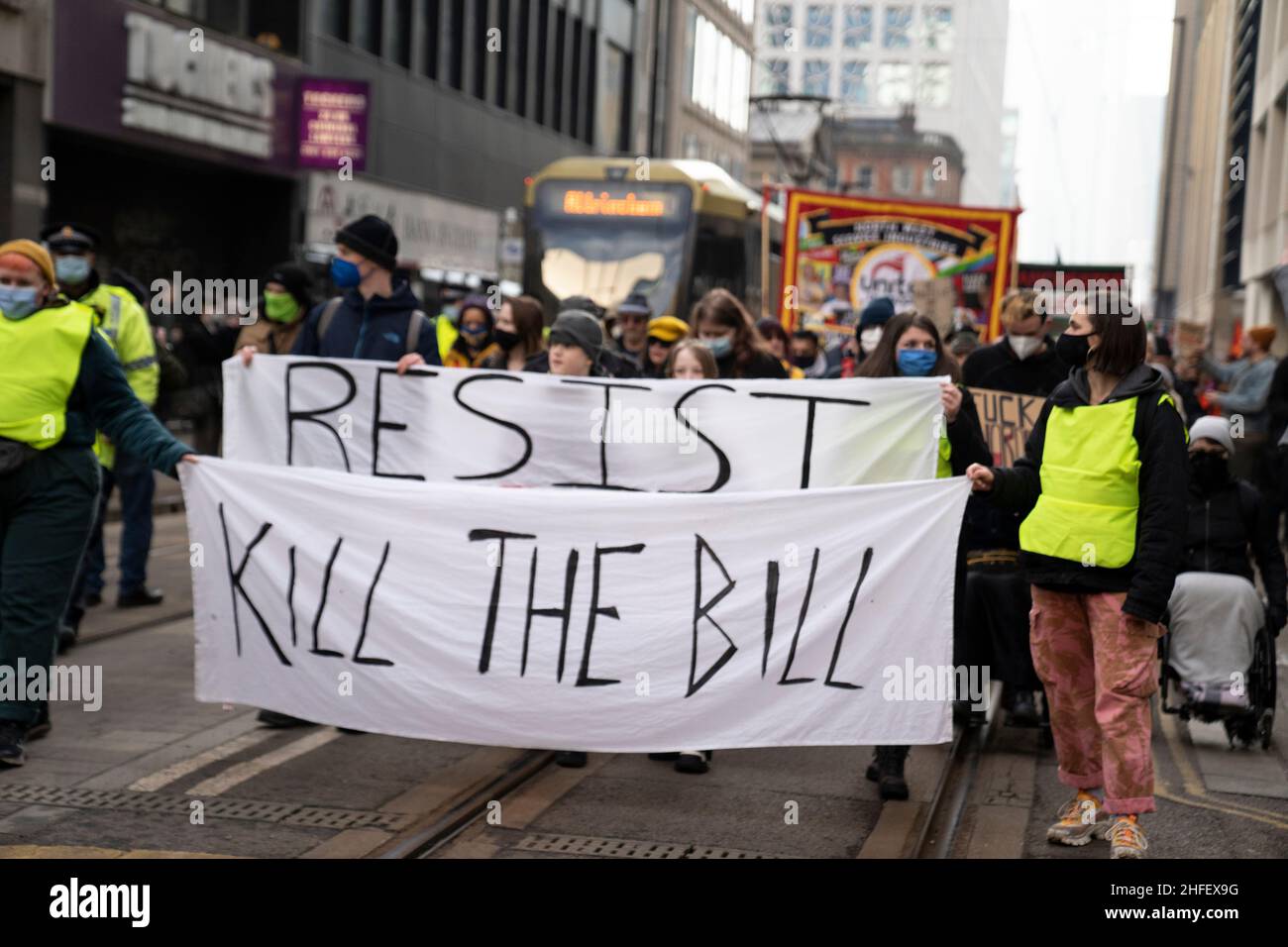 Kill the Bill Protest, Manchester City Centre, 15.01.22 der Protest war Teil eines National Day of Action gegen das Gesetz über Polizei, Kriminalität, Verurteilung und Gerichte, das das Recht auf Protest in Großbritannien stark einschränken würde. Wenn das Gesetz verabschiedet würde, würde es der Polizei ermöglichen, Proteste, die „ernste Belästigung“ verursachen, zu stoppen und ihnen noch mehr Befugnisse zu geben, um Demonstranten zu stoppen und zu durchsuchen. Viele der Zeichen des Protestes wurden gegen Innenministerin Priti Patel gerichtet. Stockfoto