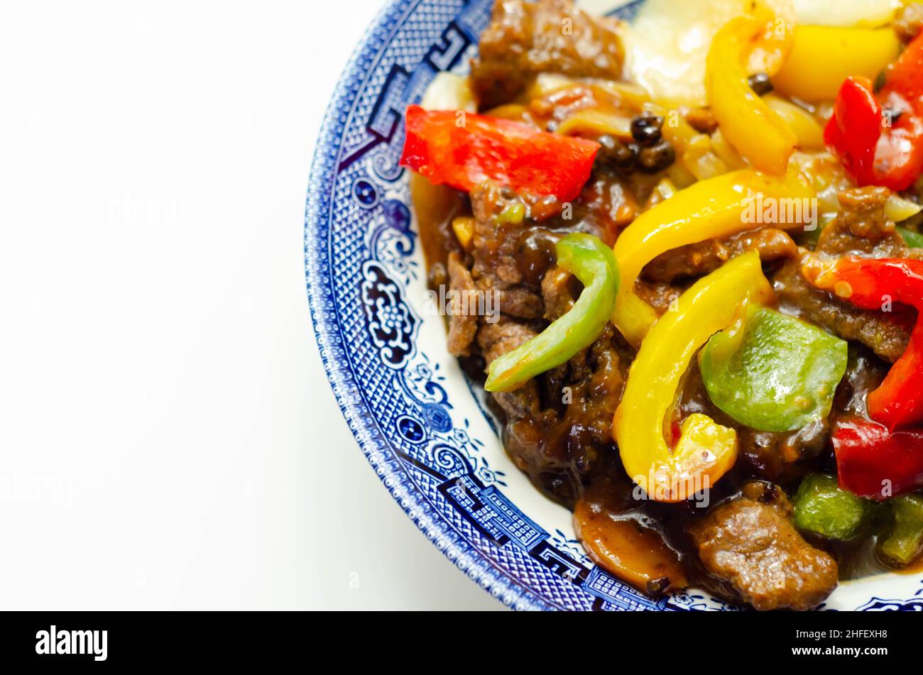 Gekochtes mariniertes Rindfleisch Scheiben mit einer herzhaften schwarzen Rindfleisch-Sauce, Paprika und Zwiebeln, chinesisches Essen Stockfoto