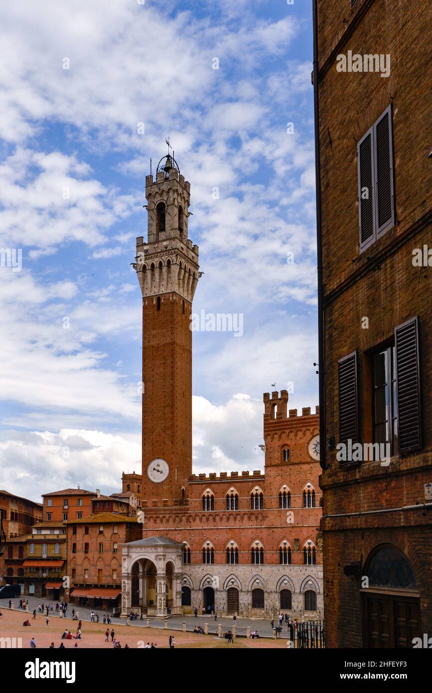 SIENNA, TOSKANA, ITALIEN - MAI 18 : Turm von Mangia in Sienna, Toskana, Italien am 18. Mai 2013. Nicht identifizierte Personen Stockfoto