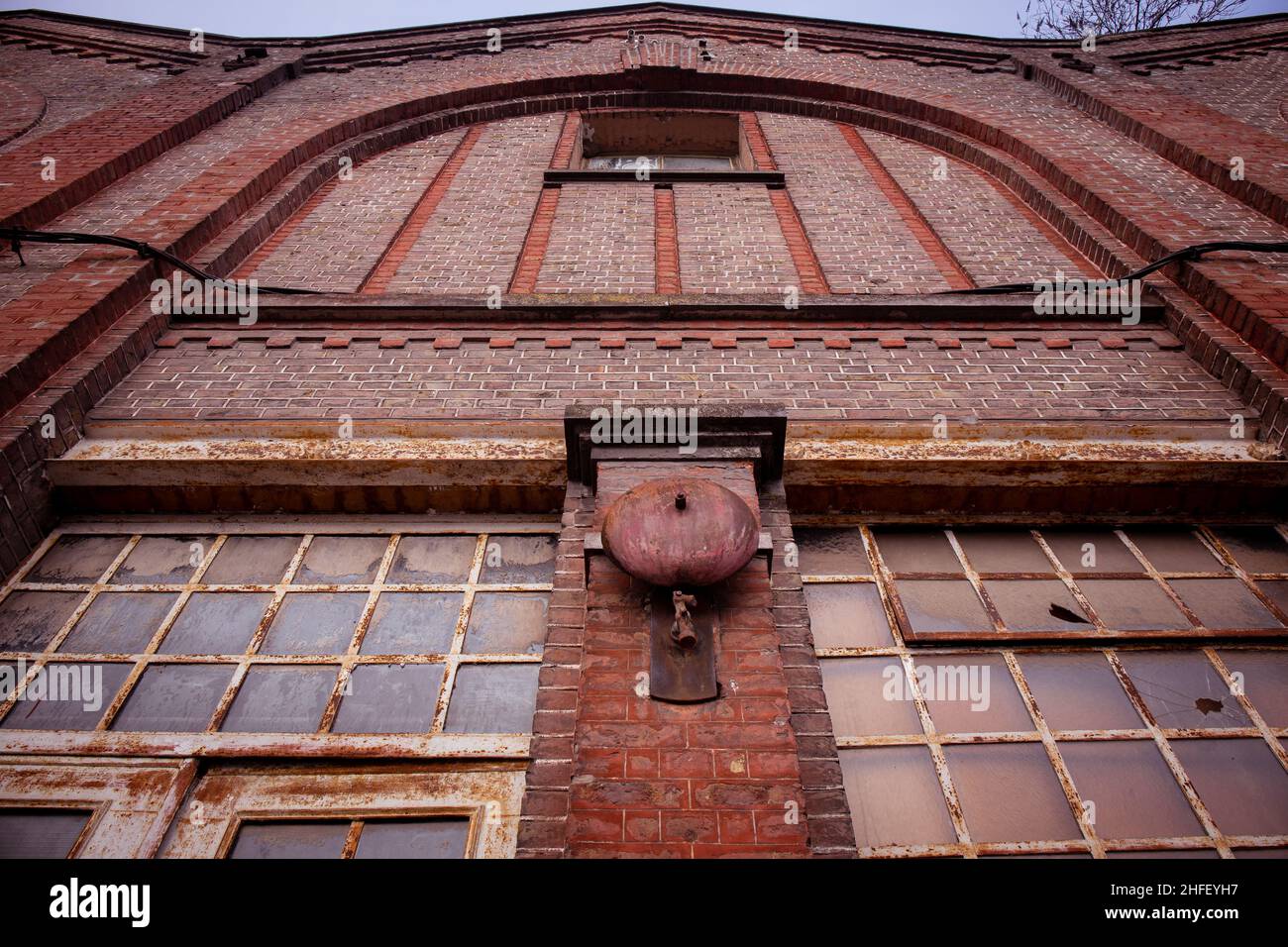 Rote Ziegelfassade einer alten Fabrik Stockfoto