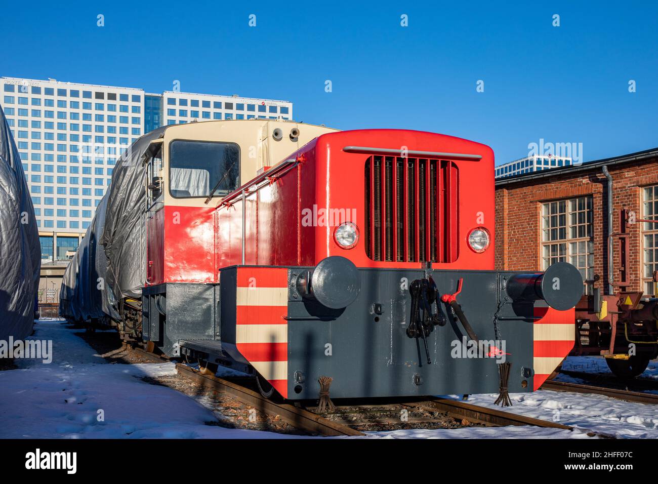 Alte Diesellokomotive auf dem Eisenbahnbahnhof Pasila in Helsinki, Finnland Stockfoto