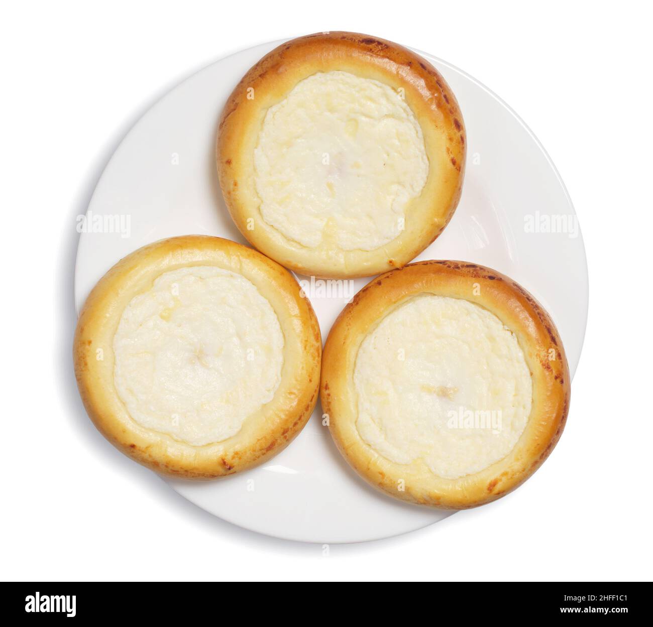 Frische Brötchen mit Quark in Teller auf weißem Hintergrund, Draufsicht Stockfoto