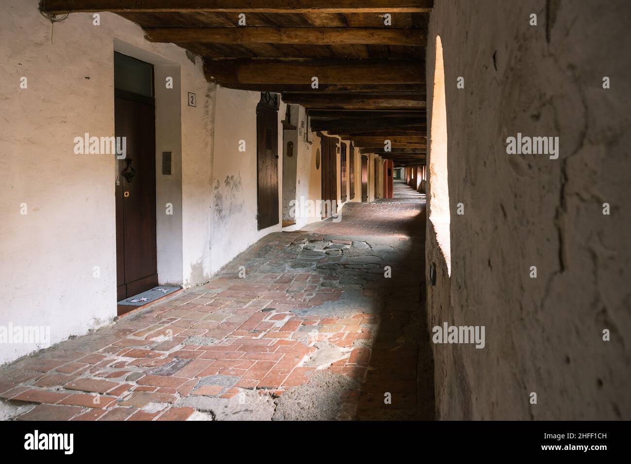 Brisighella, Italien-13. Juli 2019:die alte Eselstraße im mittelalterlichen Dorf Brisighella in der Provinz Ravenna Stockfoto