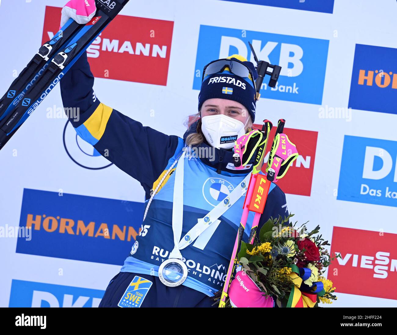 Ruhpolding, Deutschland. 16th Januar 2022. Biathlon: WM, Verfolgung 10 km, Frauen. Elvira Öberg (Rang 2) aus Schweden bei der Preisverleihung. Quelle: Sven Hoppe/dpa/Alamy Live News Stockfoto