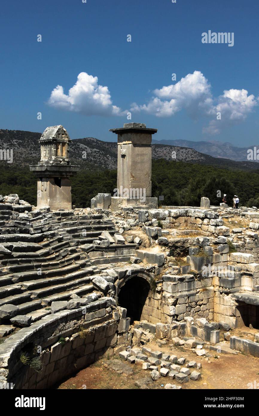 KAS, Antalya, Türkei - 15 2014. September: Lykische Gräber über dem Theater von Xanthos (UNESCO-Weltkulturerbe, 1988) Stockfoto