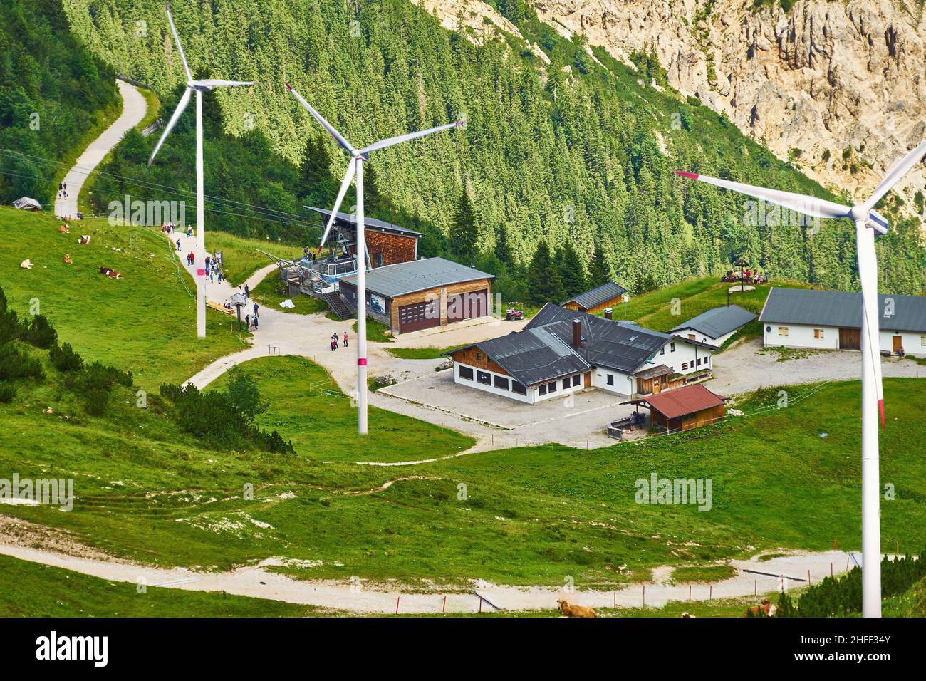 Verbundwindturbinen zur Energieerzeugung in einer Almhütte in den bayerischen Bergen, Konzept zur Nutzung der Windenergie in Süddeutschland Stockfoto
