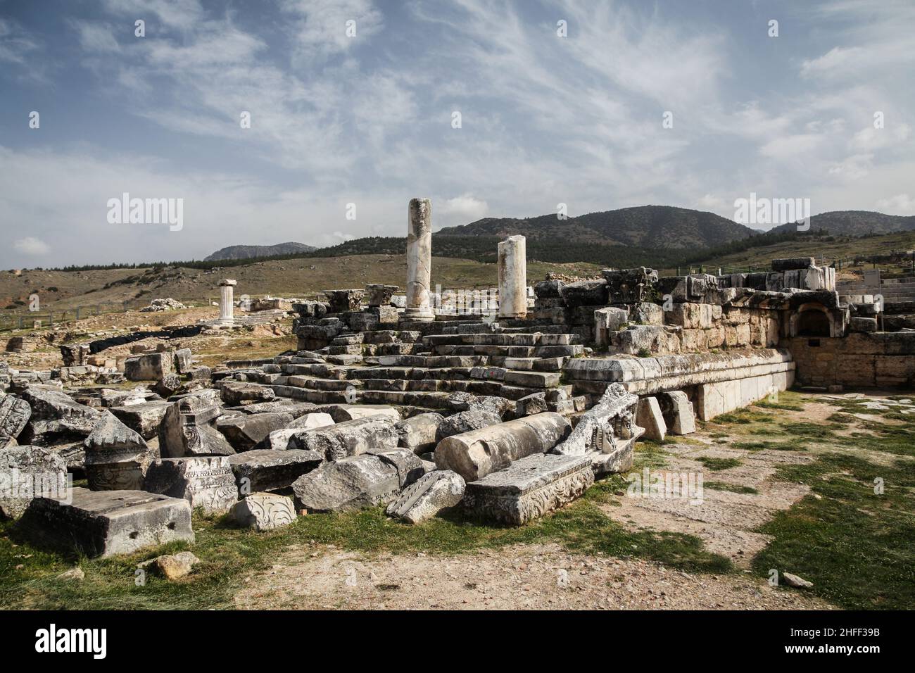 Pamukkale, Denizli, Türkei - 10 2016. April: Zerstörte Säulen des Apollotempels, Pamukkale, Hierapolis, Türkei (UNESCO-Welterbeliste, 1988) Stockfoto