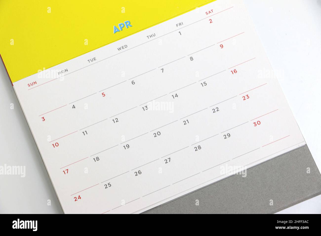 April 2022 Kalender auf einem Schreibtisch Stockfoto