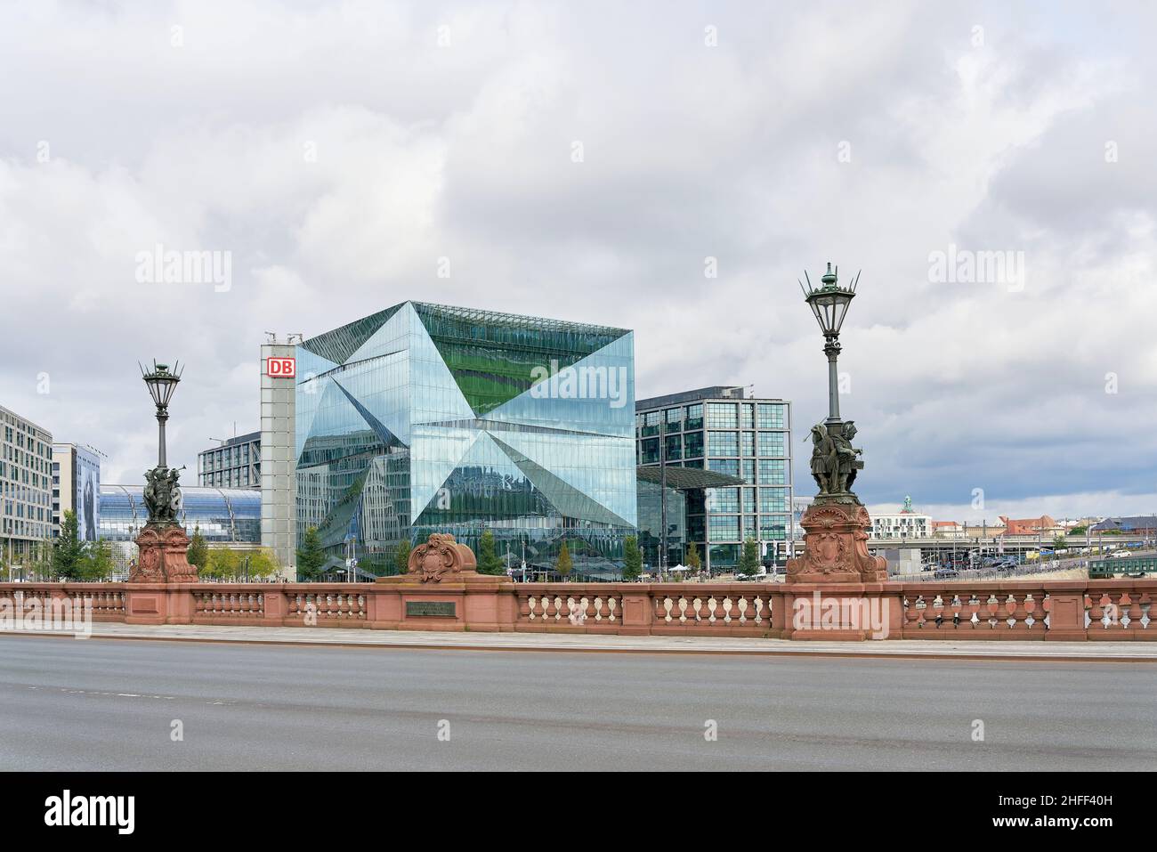 Das Bürogebäude des Cube Berlin am Washingtonplatz, dahinter der Hauptbahnhof in Berlin Stockfoto