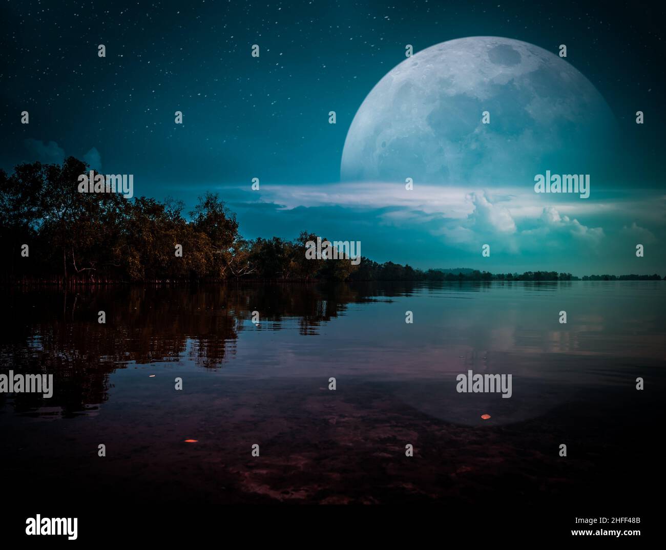 Fotobearbeitung. Landschaft des Nachthimmels mit vielen Sternen. Wunderschöner Super-Mond hinter teilweise bewölkt über Silhouetten von Bäumen, Seengebiet. Gelassenheit Stockfoto