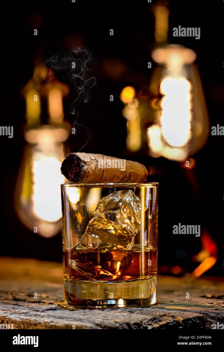 Whiskey in Glas und Zigarre auf Holztisch Stockfoto