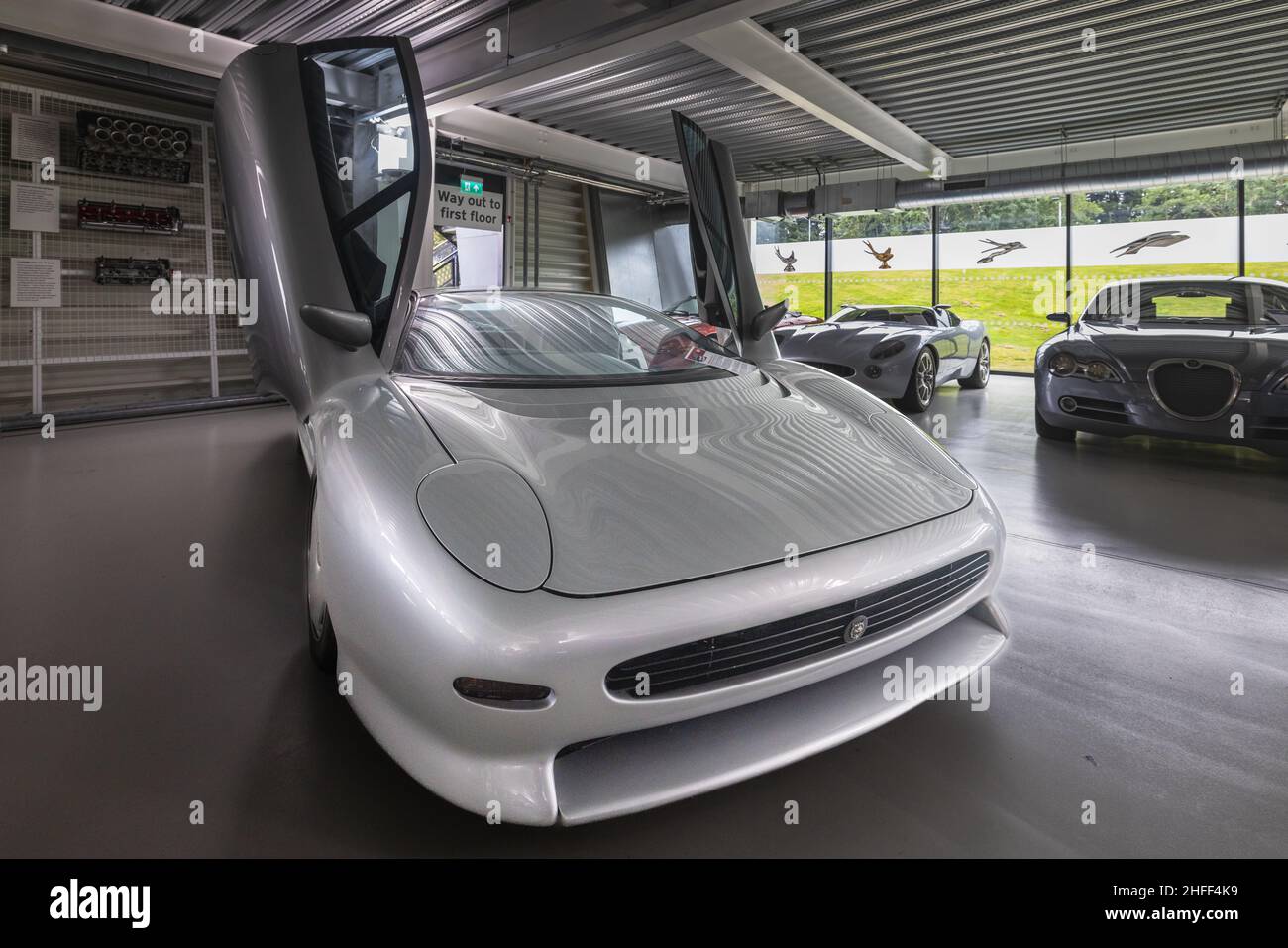 1992 Jaguar XJ220 ‘K994 YUD’ Pre-Production Car #8 mit dem V12-Motor, ausgestellt im British Motor Museum, Gaydon, Warwickshire, Großbritannien Stockfoto