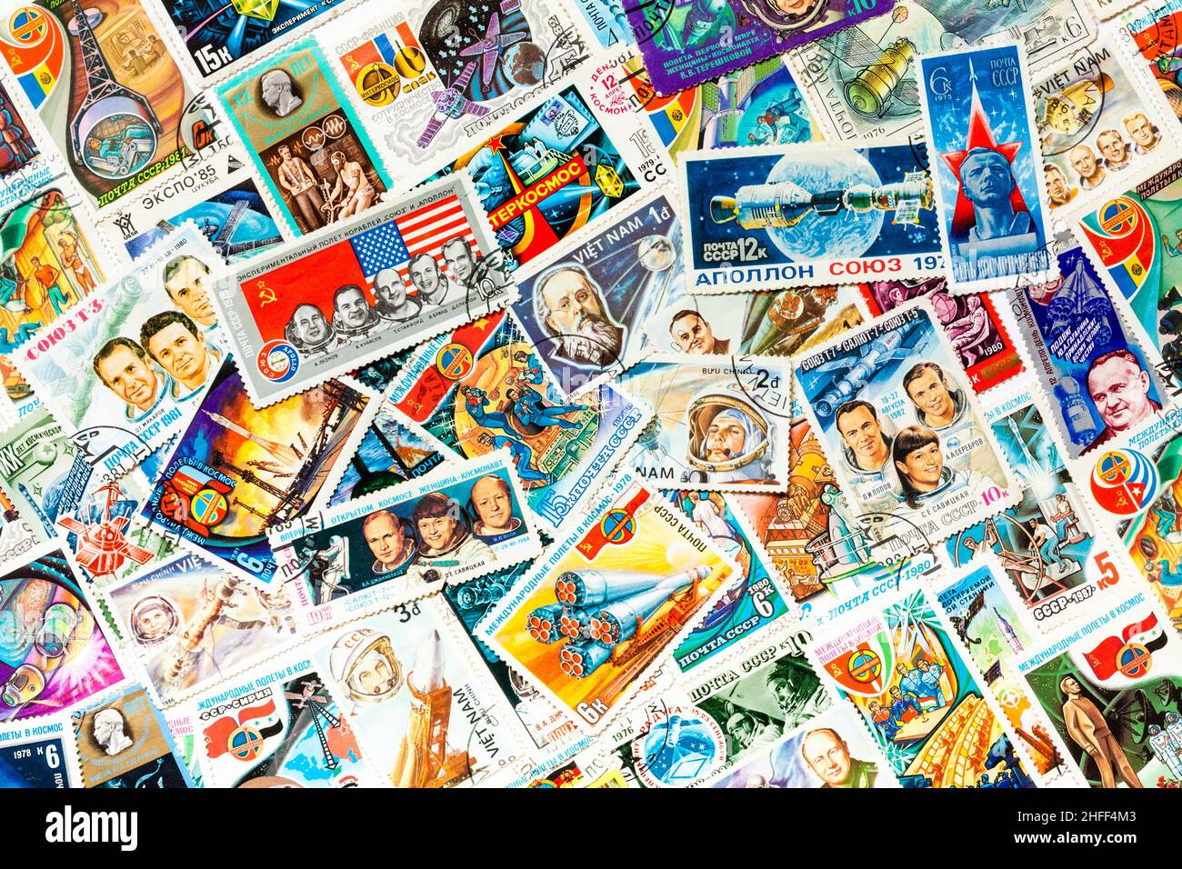 In verschiedenen Ländern gedruckte Briefmarken zeigen kosmisches Weltraumthema des Kosmos Stockfoto