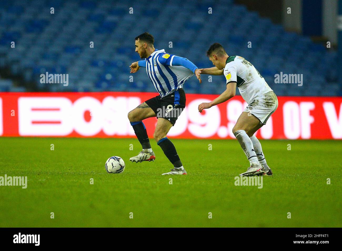 Hillsborough, Sheffield, England -15th. Januar 2022 Lee Gregory (9) aus Sheffield am Mittwoch hat James Bolton (2) aus Plymouth sein Hemd gezogen - während des Spiels Sheffield Wednesday V Plymouth Argyle, Sky Bet League One, 2021/22, Hillsborough, Sheffield, England - 15th. Januar 2022 Kredit: Arthur Haigh/WhiteRoseFotos/Alamy Live News Stockfoto