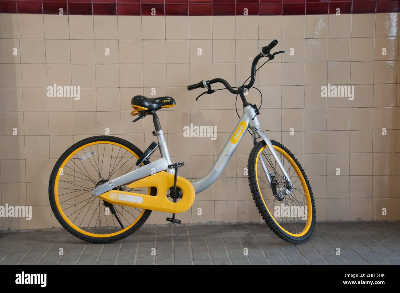 Klassischer Vintage-Fahrradparkplatz in der Stadtbahnhofmauer Stockfoto