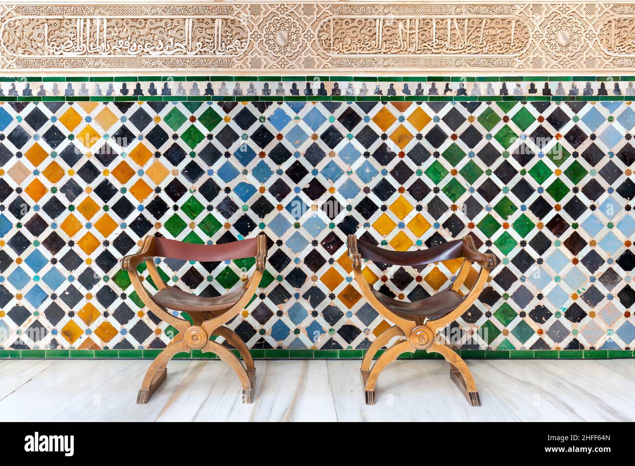 Farbenfroh gefliester Hintergrund im Innenhof des maurischen Palastes der Alhambra in Granada, Spanien Stockfoto