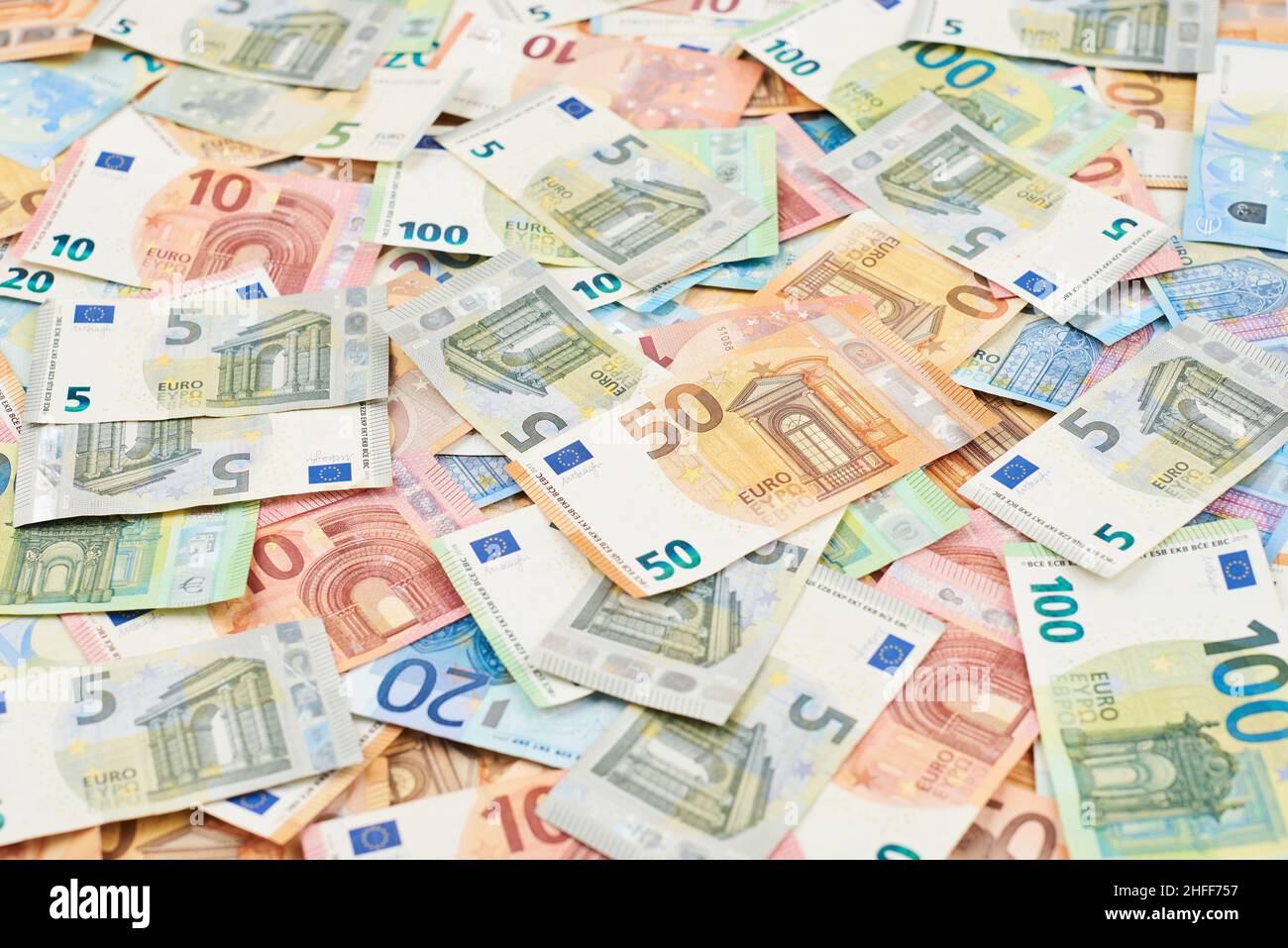 Haufen von Geld Euro-Banknoten als Tapete oder Hintergrund. Euro-Papiergeld  Stockfotografie - Alamy