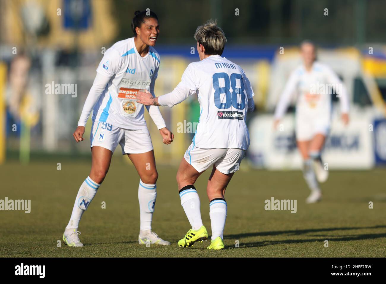 Mailand, Italien, 16th. Januar 2022. Claudia Mauri von Napoli Femminile feiert mit Teamkollege Florencia Jaimes, nachdem sie beim Spiel Serie A Femminile im Suning Youth Development Center in Mailand das Spiel auf 1-1 Punkte gebracht hatte. Bildnachweis sollte lauten: Jonathan Moscrop / Sportimage Stockfoto