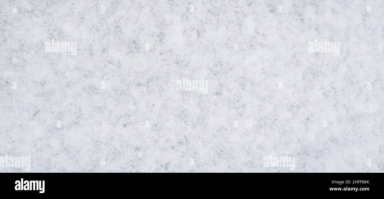 Frisch gefallener weicher Schnee auf einer Ebenen Fläche als Hintergrund Stockfoto