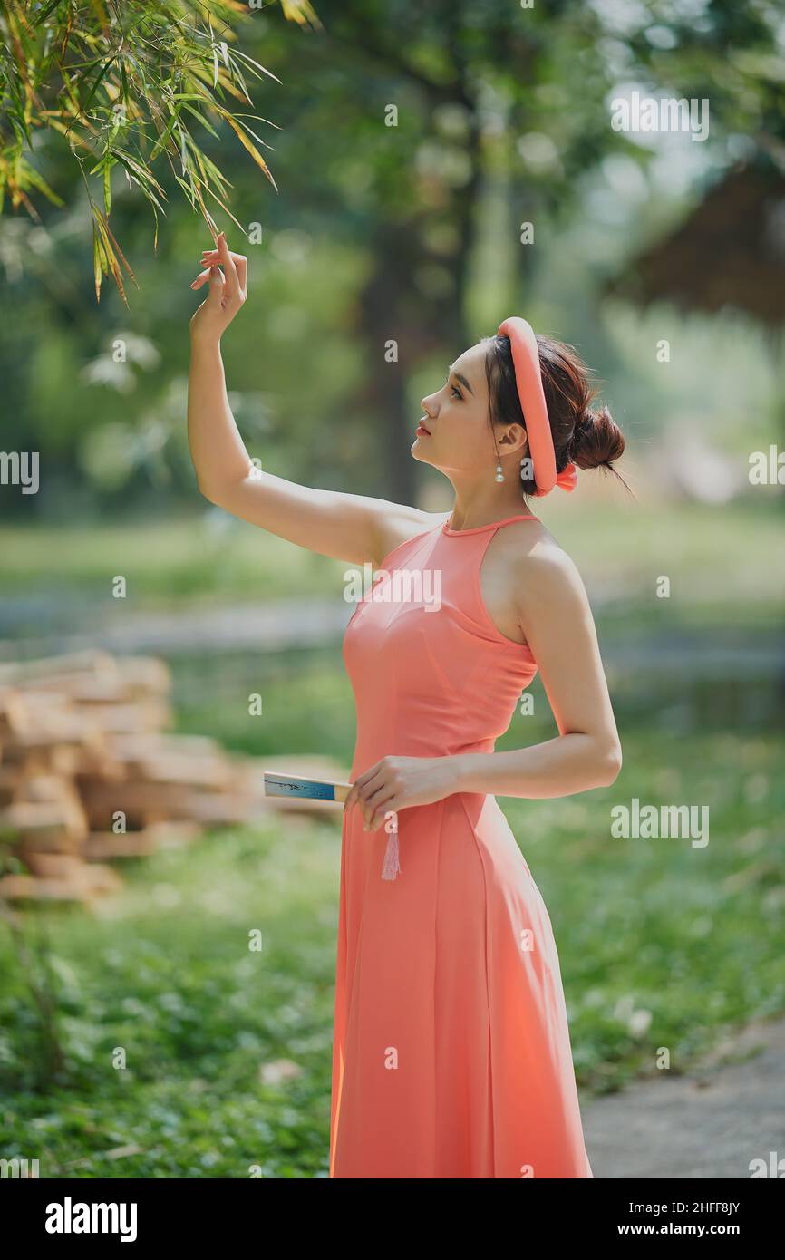 Ho Chi Minh City, Vietnam: Porträt eines anmutigen vietnamesischen Mädchens in Ao dai Stockfoto