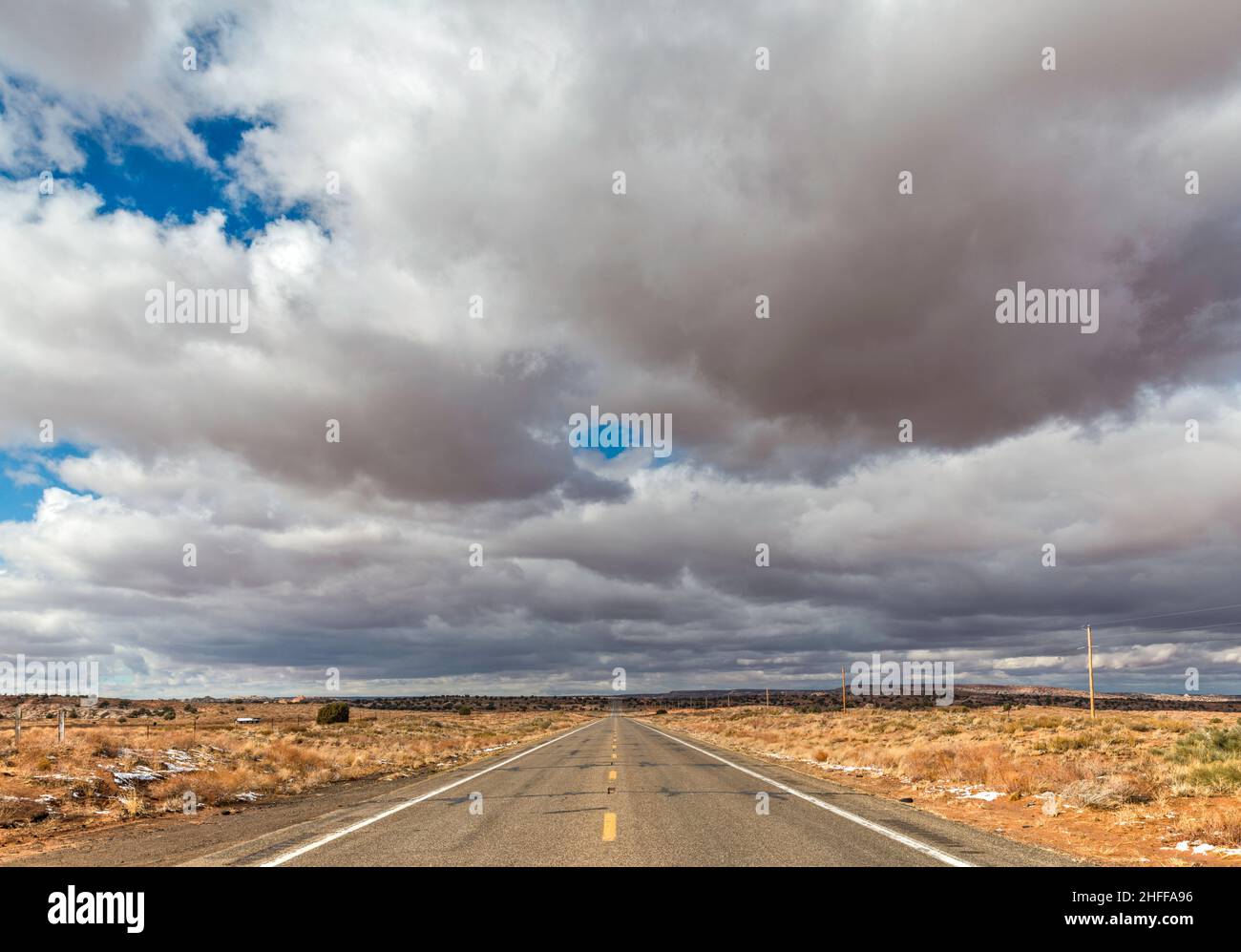 Schwere Wolken über dem Arizona Highway 98, Kaibito Plateau, Navajo Indian Reservation, in der Nähe von Page, Arizona, USA Stockfoto